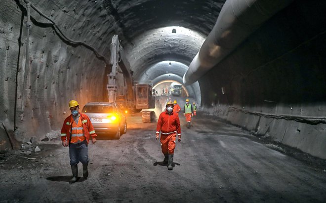 V Darsu zagotavljajo, da spornega železa niso vgradili v predor. FOTO: Blaž Samec/Delo
