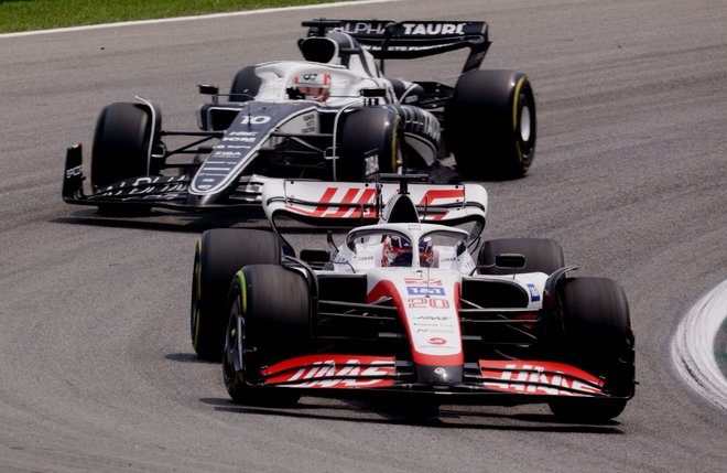 Na dirkališču Jose Carlos Pace je blestel Kevin Magnussen (spredaj), za njim je&nbsp;Pierre Gasly (AlphaTauri).&nbsp;FOTO: Ricardo Moraes/Reuters
