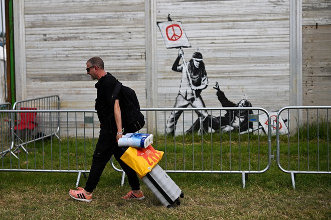 Banksyjev grafit v Glastonburyju letos poleti. FOTO:Dylan Martinez/ Reuters
