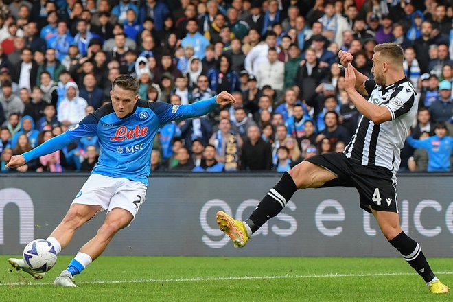 Piotr Zielinski je meril mimo&nbsp;Sandija Lovrića in zadel drugi gol za Napoli. FOTO: Tiziana Fabi/AFP
