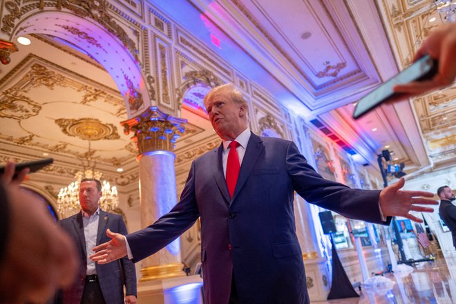 Prejšnji republkanski predsednik  Donald Trump je novinarjem odgovarjal na svojem floridskem posestvu  Mar-a-Lago, kjer je konec tedna proslavljal poroko  hčerke Tiffany.  Foto Ricardo Arduengo/Reuters
