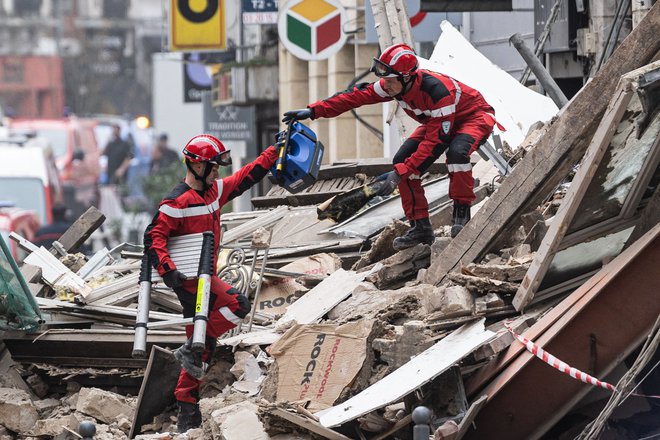 Prebivalce obeh trinadstropnih stavb&nbsp;v središču mesta so v noči na soboto preventivno evakuirali, potem ko so stanovalci opozorili, da se je eden od zidov nagnil. FOTO: Sameer Al-Doumy/AFP
