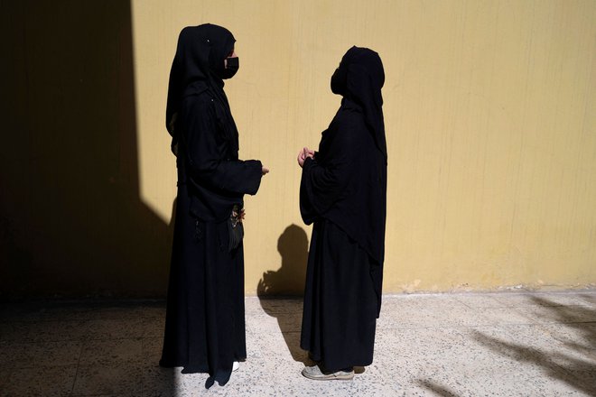 Na družbenih omrežjih kroži posnetek, katerega verodostojnost ni potrjena, a kaže skupino žensk, ki se pritožujejo zaradi prepovedi vstopa v telovadnico. FOTO:&nbsp;Wakil Kohsar/AFP

