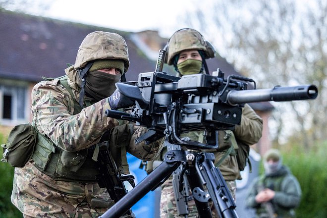 EU bo v prvi fazi usposobila okoli 15.000 ukrajinskih vojakov. Na fotografiji so vojaki med urjenjem v Angliji. FOTO: Andy Commins/AFP
