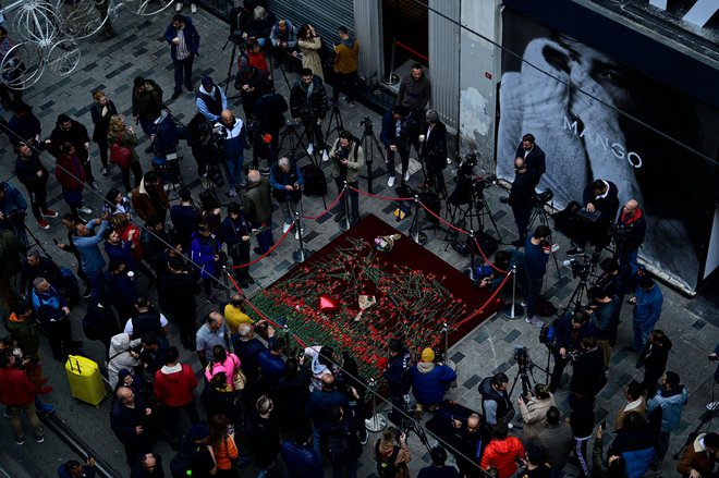 Slovo od žrtev terorističnega napada sredi Istanbula. FOTO: Yasin Akgul/AFP
