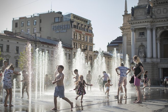 Zdi se, da je osebna svoboda danes večja, kot je bila pred pol stoletja. FOTO: Jure Eržen/Delo
