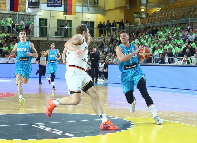 Kapetan Edo Murić (desno) se veseli svojega drugega SP, Žiga Samar (levo) prvega. FOTO: Jože Suhadolnik/Delo
