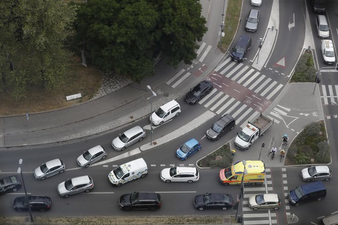 Če voznik ne očisti motornega ali priklopnega vozila skladno z zakonskimi določbami, je predpisana globa v višini 200 evrov. FOTO: Leon Vidic/Delo
