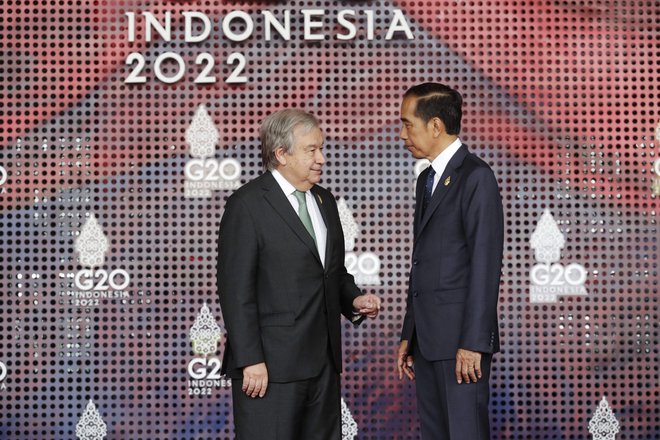 Generalni sekretar Združenih narodov Antonio Guterres z indonezijskim predsednikom Jokom Widodom. FOTO: AFP
