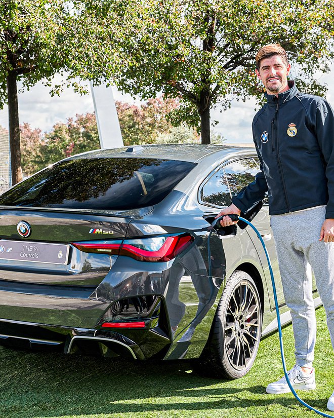 Realovo športno družino so obogatili prestižni avtomobili bavarskega priozvajalca BMW. Vrata nogometnega moštva Thibaut Courtois in drugi bodo vozili le avtomobile na električni pogon. FOTO: Real Madrid/facebook
