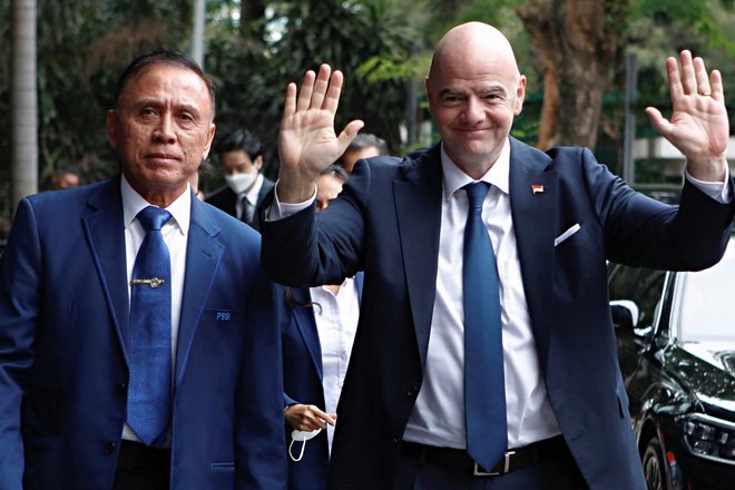 Predsednik Indonezijske nogometne zveze Mochamad Iriawan in predsednik Fife Gianni Infantino FOTO: Ajeng Dinar Ulfiana/Reuters
