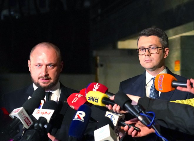 Vodja poljske službe za nacionalno varnost Jacek Siewiersk in tiskovni predstavnik poljske vlade Piotr Müller med izjavo za medije. Foto: Janek Skarzynski/Afp
