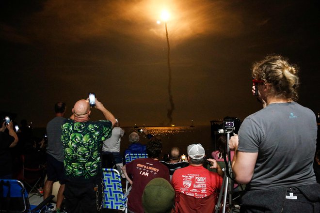 Na Floridi se je zbralo lepo število ljudi, da so spremljali izstrelitev trenutno najmočnejše rakete na svetu. FOTO: Marco Bello/AFP
