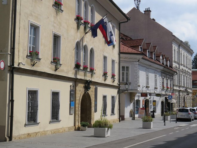 Le trije kandidati bi radi štiri leta preživeli v občinski zgradbi. FOTO:&nbsp;Bojan Rajšek/Delo
