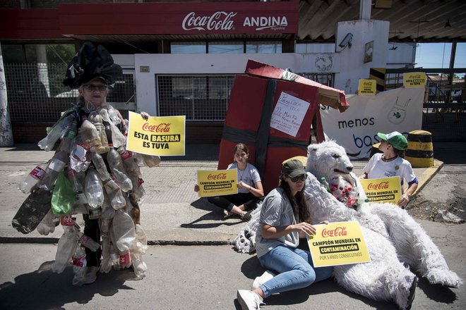 Z nabranimi plastenkami, odvrženimi v okolje, so protestirali pred tovarno Coca-Cole v Rosariu v Argentini. FOTO: Marcelo Manera/ AFP
