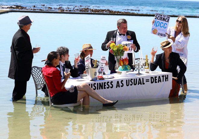 Tako so aktivisti Extinction Rebellion v Cape Townu opozarjali, kam peljejo »običajni posli« – tudi v dvigovanje morske gladine. FOTO: Esa Alexander/ Reuters
