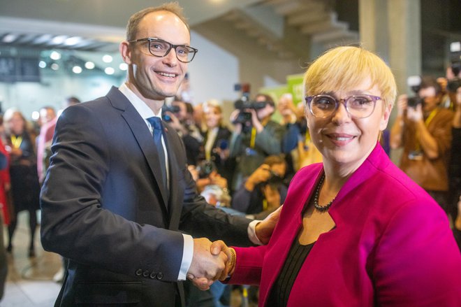 Zmagali so volivci, ljudstvo, slovenski narod. In njihova nova predsednica s programom osnovnih človeških vrednot. (Na fotografiji Anže Logar in Nataša Pirc Musar po njeni zmagi na volitvah.) FOTO VORANC VOGEL/DELO
