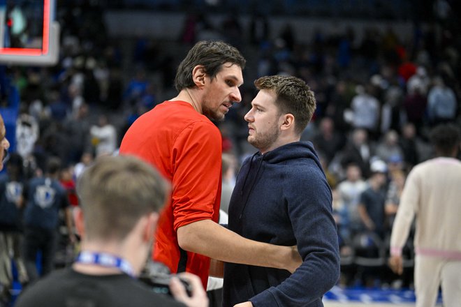 Luka Dončić si je dvoboj proti Houstonu odgledal s kloopi za rezervne igrlace in se prisrčno pozdravil s svojim nekdanjim soigralcem in prijateljem Bobanom Marjanovićem. FOTO: Jerome Miron/Usa Today Sports
