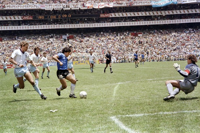 (FILES) In this file photo taken on June 22, 1986 Argentinian forward Diego Armando Maradona (3rd L) runs past English defender Terry Butcher (L) on his way to dribbling goalkeeper Peter Shilton (R) and scoring his second goal, or goal of the century, during the World Cup quarterfinal soccer match between Argentina and England in 1986 in Mexico City. Argentina advanced to the semifinals with a 2-1 victory. - Argentinian football legend Diego Maradona passed away on November 25, 2020 (Photo by STAFF/AFP) Foto Staff Afp
