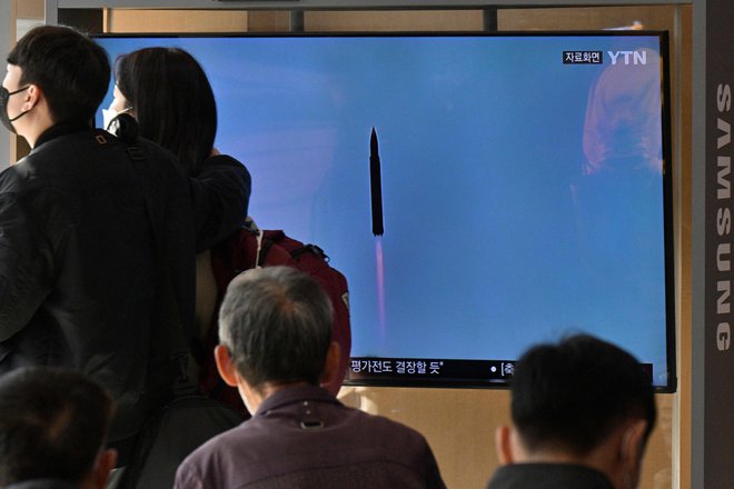 Balistična raketa je bila po navedbah južnokorejskih sil izstreljena ob 10.48 po lokalnem času, kmalu po objavi izjave severnokorejske zunanje ministrice Choe Son-hui. FOTO:&nbsp;Anthony Wallace/AFP
