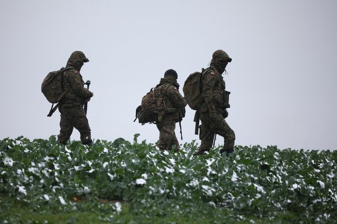 V torek je raketa padla tudi na vzhod Poljske blizu meje z Ukrajino in ubila dve osebi. FOTO: Kacper Pempel/Reuters
