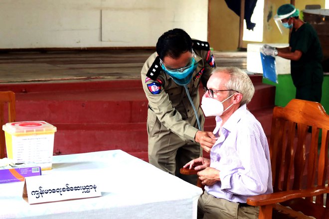 Fotografija avstralskega ekonomista med cepljenjem proti covidu-19 je tako rekoč njegov edini stik z javnostjo, odkar so ga zaprli kmalu po vojaškem udaru v Burmi. FOTO: AFP
