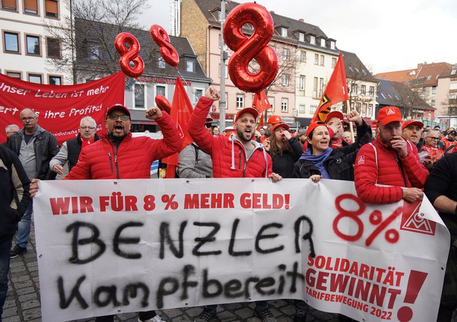 Zaposleni v Mercedesu stavkajo za dvig plač v Ludwigshafnu FOTO: Timm Reichert/REUTERS
