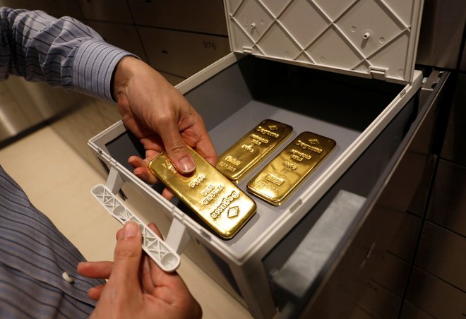 Tradicionalno velja zlato za varno naložbo, a v časih rastočih obrestnih mer je lahko tudi drugače. FOTO: Edgar Su/Reuters
