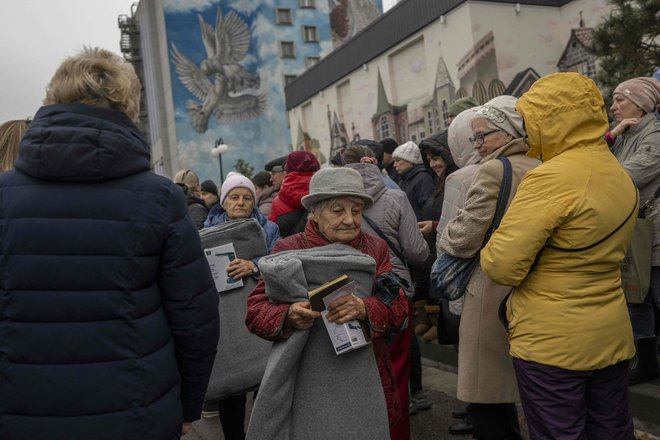 Prebivalci ukrajinskega mesta Herson so prejeli humanitarno pomoč, med drugim odeje in svetilke. FOTO: Bulent Kilic/AFP
