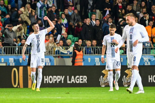 Benjamin Šeško (levom desno Adam Gnezda Čerin in Sandi Lovrić) je zabil lep gol z glavo po predložku Petra Stojanovića. FOTO: Jure Makovec/AFP
