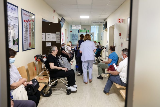 Starejši pacienti so pogosto prišli v stik z ambulanto osebnega zdravnika le s pomočjo sorodnikov, ki so računalniško pismeni. FOTO: Črt Piksi/Delo
