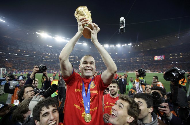 Andres Iniesta je Španiji z odločilnim golom lastnonožno prinesel krono in lastnoročno dvignil lovoriko. FOTO: Kai Pfaffenbach/Reuters
