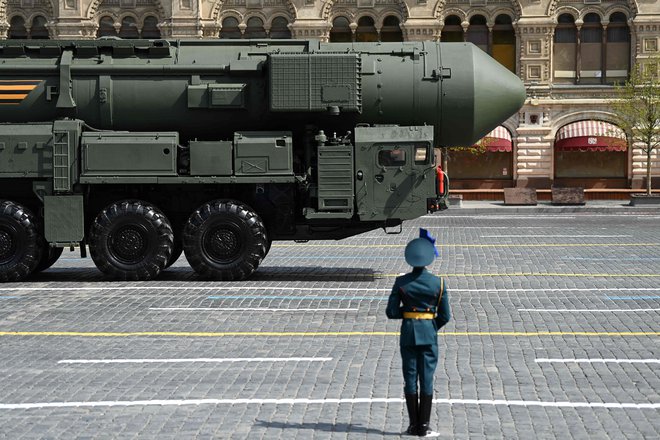 Ruska balistična raketa med letošnjo vojaško parado na moskovskem Rdečem trgu. FOTO: Kiril Kudrjacev/AFP
