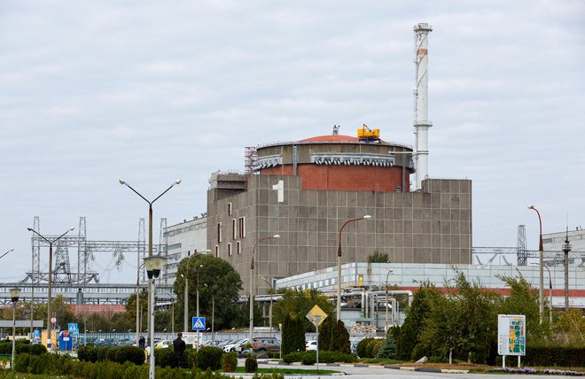 Jedrska elektrarna v Zaporožju, največja nuklearka v Evropi, je od marca pod ruskim nadzorom, obstreljevanje v okolici objekta pa od takrat vzbuja strah pred jedrsko nesrečo. FOTO: Alexander Ermochenko/Reuters
