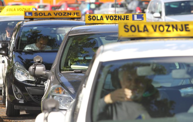 Kandidati z inštruktorjem vožnje v povprečju prevozijo od 30 do 40 ur. Foto Tomi Lombar
