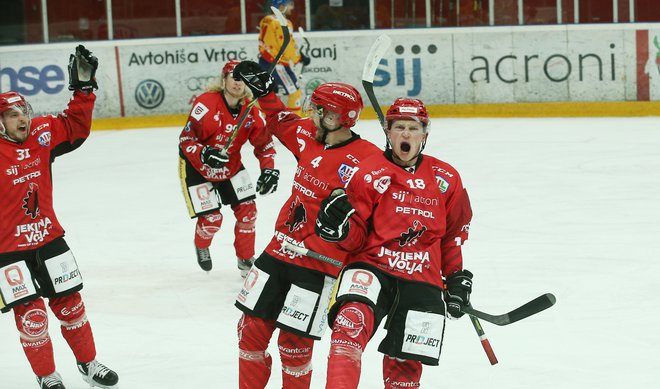 Jeseniški hokejisti so uspešno štartali v turnir v Cardiffu. FOTO: Jože Suhadolnik/Delo
