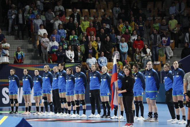 Slovenske rokometašice so dale od sebe vse, da bi navdušile navijače. FOTO: Leon Vidic
