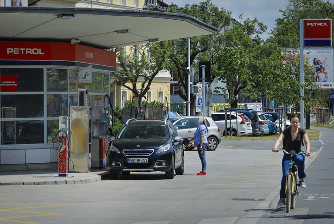Vzrok za manjšo porabo dizelskega goriva so izjemno visoke cene in zmanjšana globalna gospodarska rast. FOTO: Jože Suhadolnik/Delo
