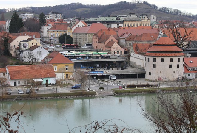 Za Maribor je na tokratnih lokalnih volitvah značilna rekordno število kandidatov ter relativno nizka volilna udeležba. FOTO: Tadej Regent/Delo
