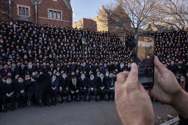 Hasidski rabini so e zbrali na letni skupinski fotografiji Mednarodne konference odposlancev Chabad Lubavitch pred svetovnim sedežem Chabad Lubavitch v newyorški četrti Brooklyn. Foto: Yuki Iwamura/Afp
