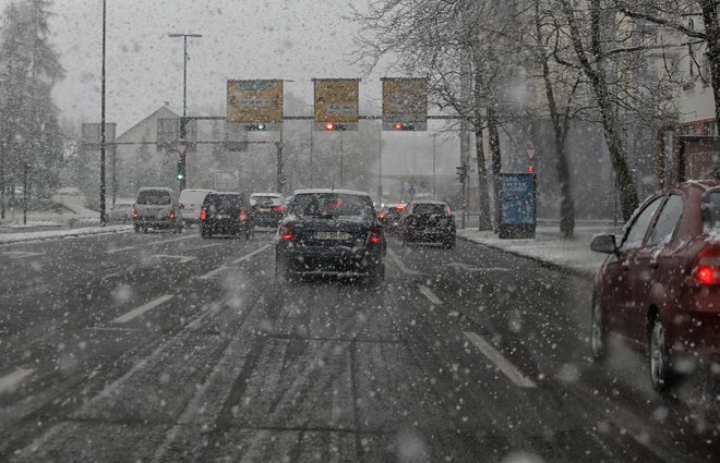 Za Ljubljansko kotlino, kot pravijo vremenoslovci, je&nbsp;napoved tipa padavin še negotova. FOTO: Blaž Samec/Delo
