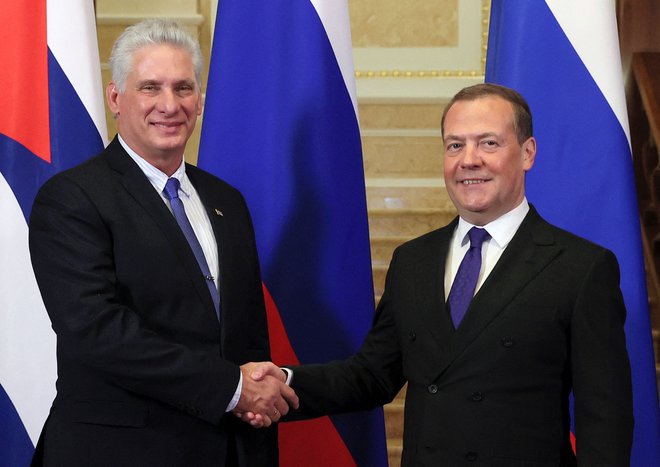 Kubanski predsednik Miguel Díaz-Canel (levo) se je v Moskvi srečal z namestnikom predsednika ruskega varnostnega sveta Dimitrjiem Medvedjevom. FOTO:&nbsp;Yekaterina Shtukina/AFP
