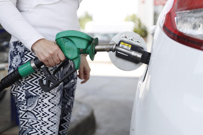 Opolnoči se bo opazno, za 9,5 centa pocenilo dizelsko gorivo, na črpalkah izven avtocestnega območja. Nekoliko cenejši bo tudi 95-oktanski bencin. FOTO Leon Vidic/Delo
