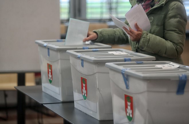 Ljudje so glasovali in veliko glasov namenili kandidatom Gibanja Svoboda v mestnih občinah. FOTO: Blaž Samec/Delo
