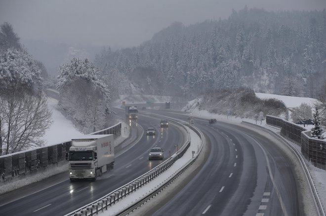 Zaradi sneženja naj bi bile vozne razmere poslabšane zlasti na Notranjskem, Kočevskem ter v višjih legah Gorenjske in Severne Primorske. FOTO: Matej Družnik/Delo
