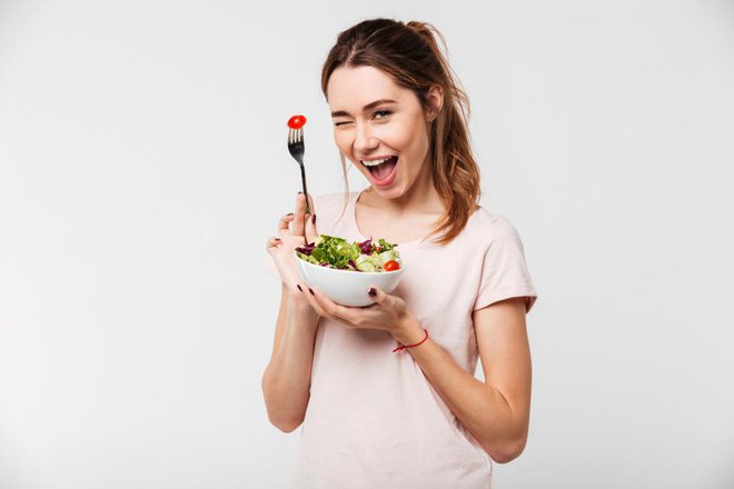 Študija je pokazala, da prehrana, bogata s paradižniki, lahko pomaga zaščititi ženske po menopavzi pred rakom dojke s povečanjem ravni adiponektina, hormona, ki sodeluje pri uravnavanju krvnega sladkorja in ravni maščob. FOTO: Arhiv Polet/Shutterstock
