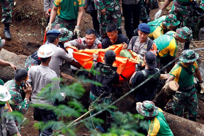 Danes se nadaljujej reševanje ljudi, ujetih po včerajšnjem potresu nedaleč od Džakarte.&nbsp;FOTO:&nbsp;Reuters
