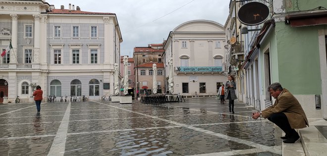 Občane Pirana in Izole so pozvali, naj umaknejo vozila in zaščitijo svoje premoženje FOTO: Boris Šuligoj/Delo
