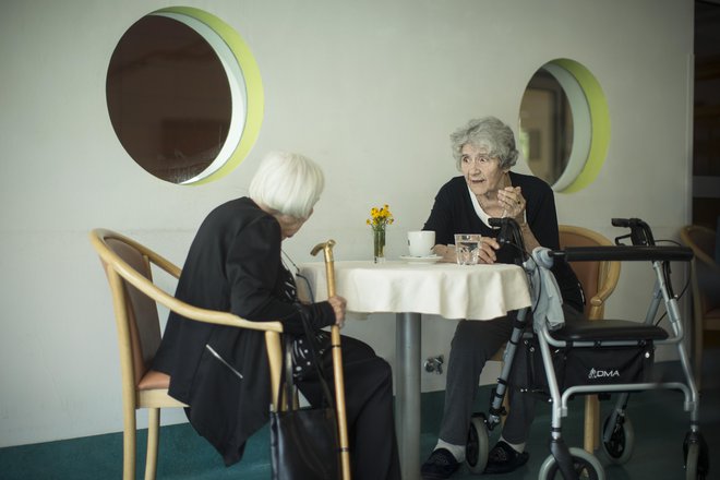 Vse več starostnikov se sooča z vprašanji dostopnosti in dosegljivosti storitev dolgotrajne oskrbe. FOTO: Jure Eržen/Delo
