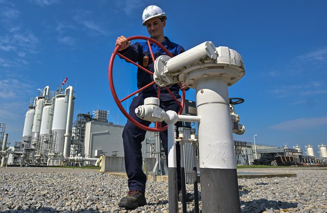 Preskrba s plinom je med energetsko krizo eno od najbolj žgočih vprašanj v EU. Evropska komisija je glede na predlagani korekcijski mehanizem za ekscesne cene imela več posluha za dvomljivke, ki se ne navdušujejo nad obsežnejšo kapico. FOTO: Joe Klamar/AFP
